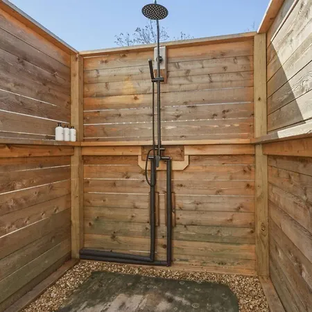 Amazing Backyard Only 2 Miles To Downtown With Sauna And Firepit *