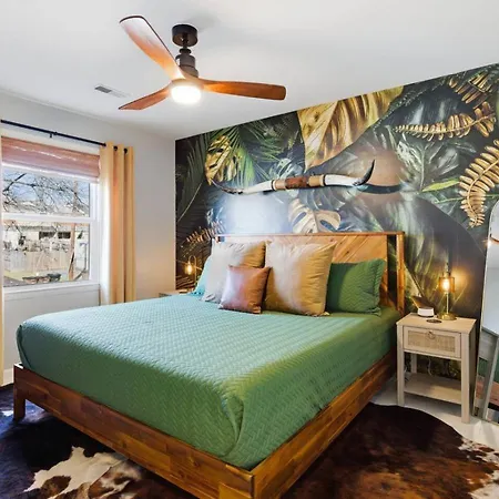 Amazing Backyard Only 2 Miles To Downtown With Sauna And Firepit Holiday home