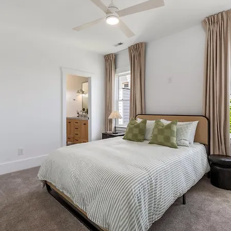 12 South With Rooftop Sauna And Wet Bar With 2 Car Garage Holiday home