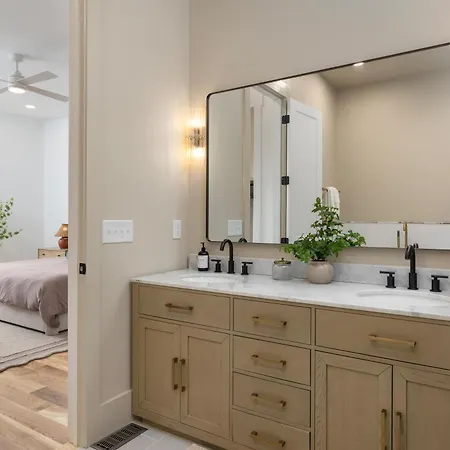 12 South With Rooftop Sauna And Wet Bar With 2 Car Garage Holiday home