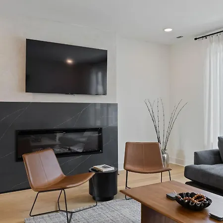 Holiday home Trendy Townhouse Rooftop Hot Tub & Fireplace