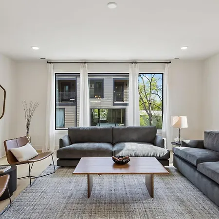 Stylish 3-story Townhome Hot Tub & Fireplace * Nashville