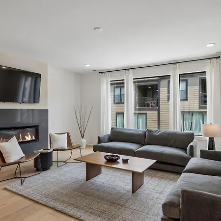 Holiday home Elegant Townhome Rooftop Hot Tub & Fireplace *