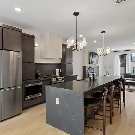 Elegant Townhome Rooftop Hot Tub & Fireplace * Nashville