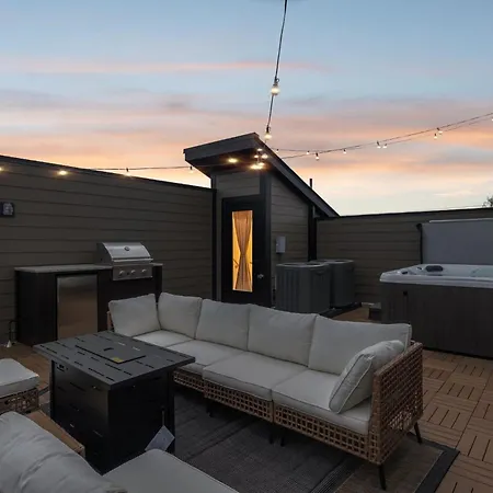 Elegant Townhome Rooftop Hot Tub & Fireplace Holiday home