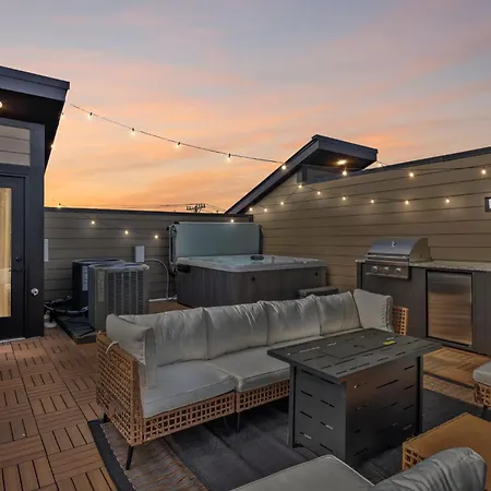 Stylish 3-story Townhome Hot Tub & Fireplace * Nashville