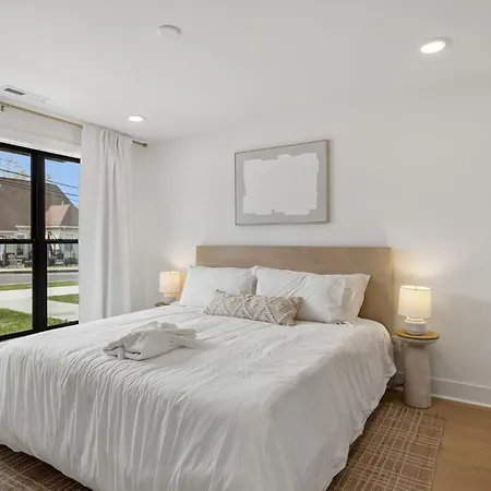 Modern Townhouse Rooftop Hot Tub & Fireplace Nashville