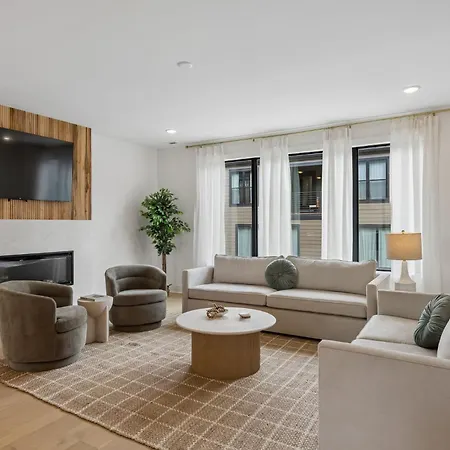 Modern Townhouse Rooftop Hot Tub & Fireplace *