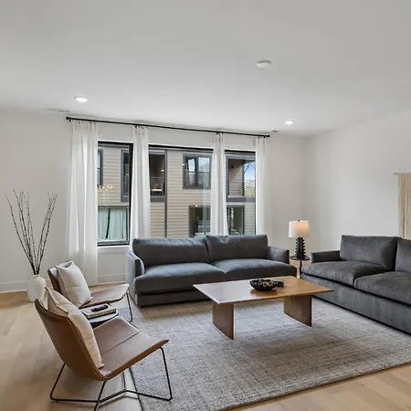 Holiday home Elegant Townhome Rooftop Hot Tub & Fireplace *