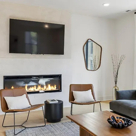 Stylish 3-story Townhome Hot Tub & Fireplace Nashville