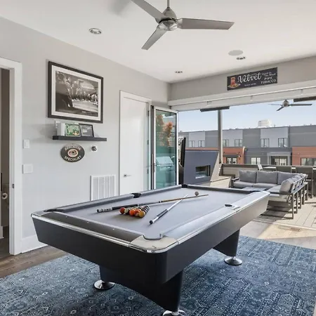 Germantown Stunner With A Skyline View Rooftop And Private Garage