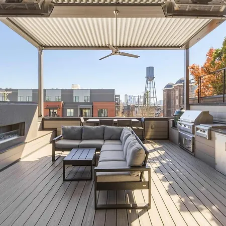 Germantown Stunner With A Skyline View Rooftop And Private Garage Holiday home