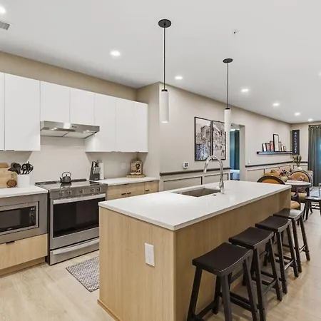 With Pool Balcony And Garage Walk To Downtown Broadway Holiday home Nashville
