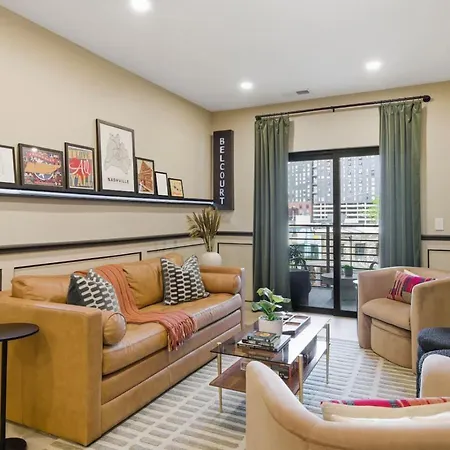 With Pool Balcony And Garage Walk To Downtown Broadway Holiday home *