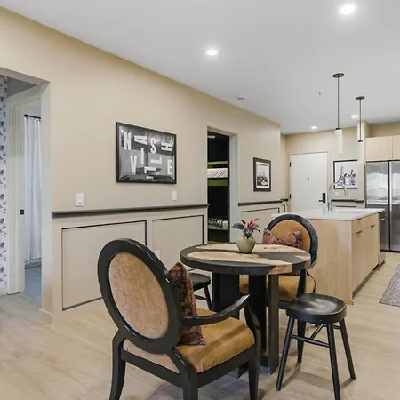 With Pool Balcony And Garage Walk To Downtown Broadway Holiday home *