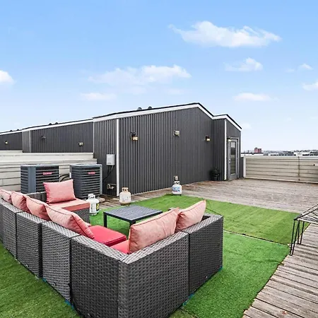 2 Trendy Townhomes W Rooftop Views Near Broadway Holiday home *