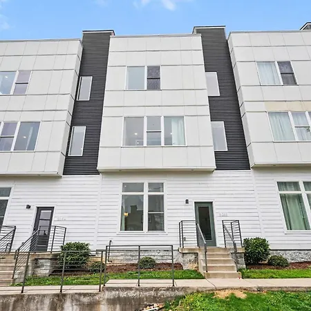 Holiday home 2 Modern Townhomes W Rooftop Views Near Broadway Nashville