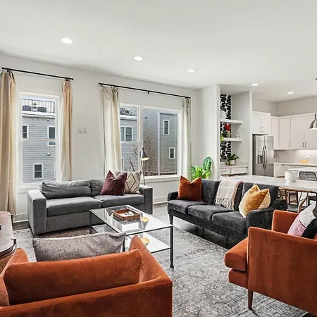 Holiday home 2 Trendy Townhomes W Rooftop Views Near Broadway *