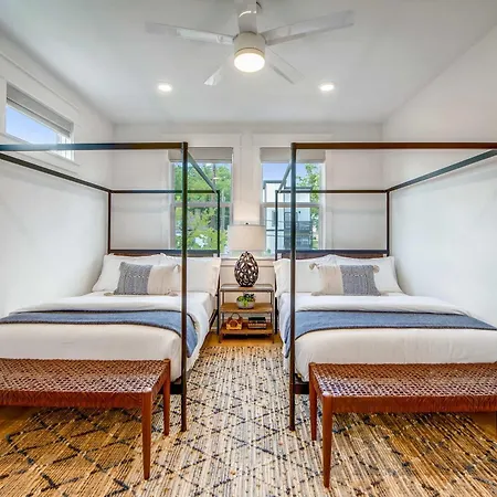 Two Beautiful Luxury Renovations Near Downtown Holiday home *