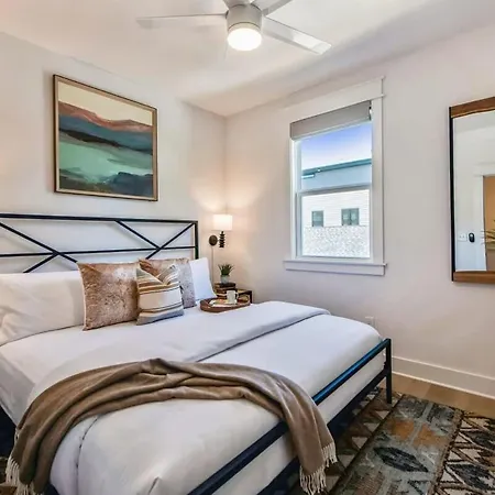 Holiday home Beautiful Luxury Renovation 5 Minutes To Downtown *