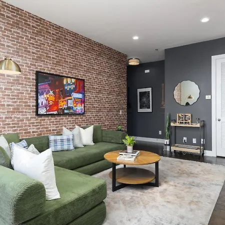 With Garage Parking - By Vanderbilt And Only 2 Miles To Downtown Holiday home Nashville