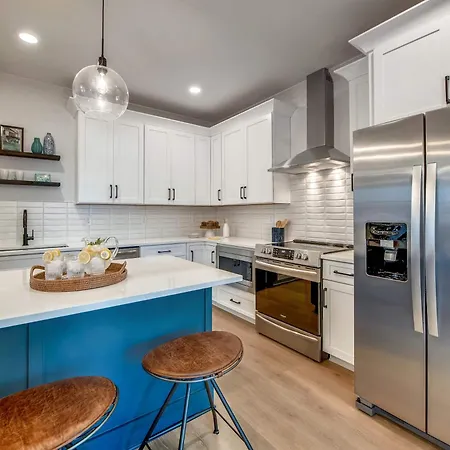 Holiday home Two Beautiful Luxury Renovations Near Downtown *