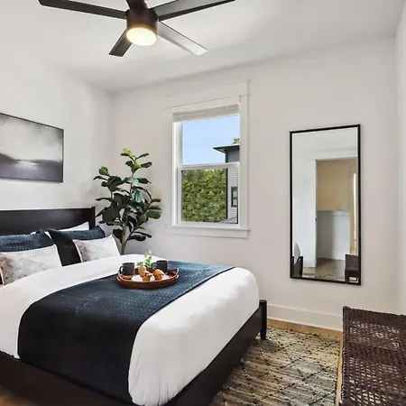 Beautiful Luxury Renovation Near Downtown Holiday home
