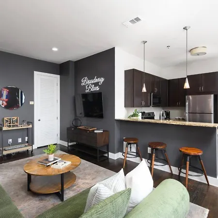 With Garage Parking - By Vanderbilt And Only 2 Miles To Downtown * Nashville