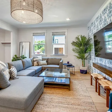 Two Beautiful Luxury Renovations Near Downtown Holiday home *