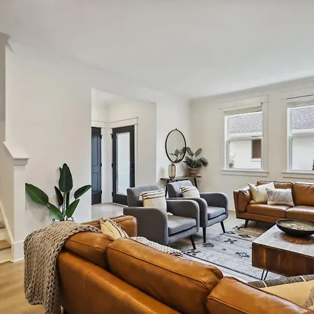 Beautiful Luxury Renovation Near Downtown Holiday home *