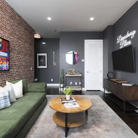 With Garage Parking - By Vanderbilt And Only 2 Miles To Downtown Holiday home *