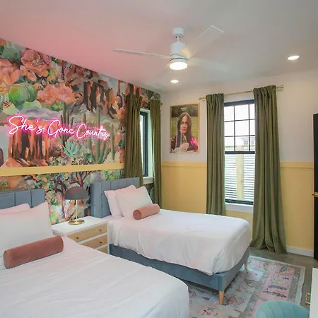 Holiday home Bohemian Chic Hot Tub Sleeps 12 Nashville