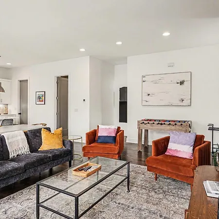 Holiday home 2 Trendy Townhomes W Rooftop Views Near Broadway *