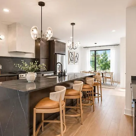 Multi-level Retreat With Hot Tub And Rooftop Views Holiday home *