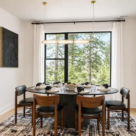 Luxury Townhouse With Exclusive Rooftop Hot Tub *