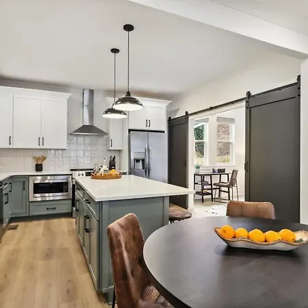 Holiday home Three Luxury Townhomes Near Five Points *
