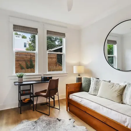 Holiday home Modern Two Townhomes Close To Downtown *