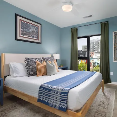 With Pool Balcony And Garage Walk To Downtown Broadway Holiday home