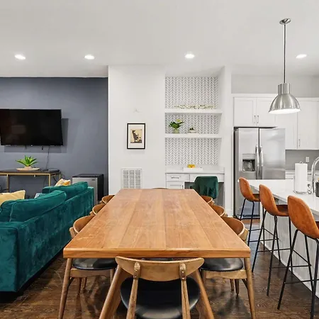 2 Modern Townhomes W Rooftop Views Near Broadway Holiday home *