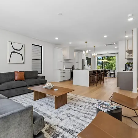 Holiday home Luxury Townhouse With Exclusive Rooftop Hot Tub *