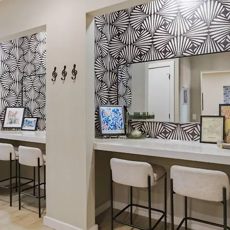 Holiday home With Pool Balcony And Garage Walk To Downtown Broadway