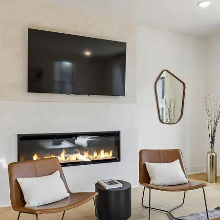 Stylish 3-story Townhome Hot Tub & Fireplace Holiday home *