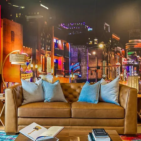 Walk To Broadway From The Hidden Gem With Pool Gym And Holiday home Nashville