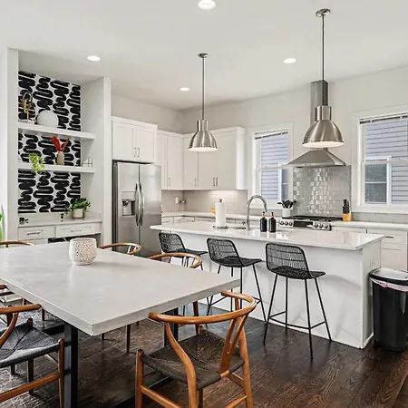 Chic Townhome X3 W Rooftop Views Near Broadway