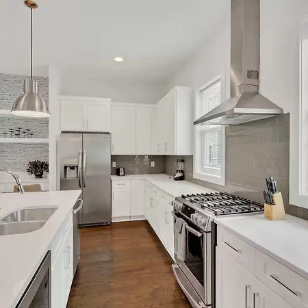 Stylish Townhome W Rooftop Views Near Broadway *