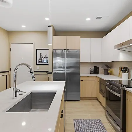With Pool Balcony And Garage Walk To Downtown Broadway Nashville
