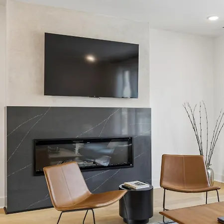 Trendy Townhouse Rooftop Hot Tub & Fireplace