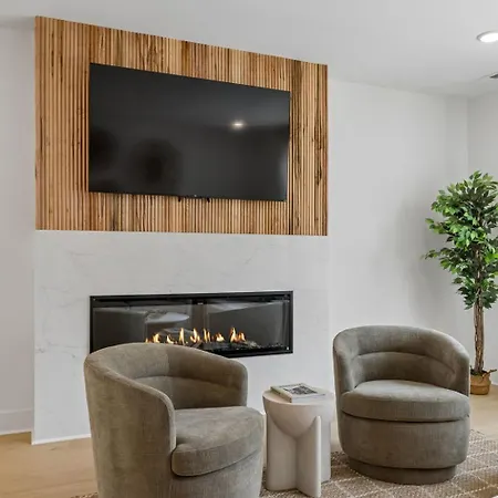 Modern Townhouse Rooftop Hot Tub & Fireplace Holiday home *