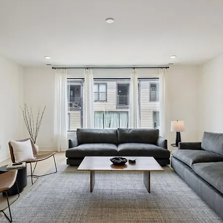 Elegant Townhome Rooftop Hot Tub & Fireplace Holiday home