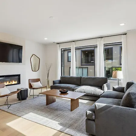 Stylish 3-story Townhome Hot Tub & Fireplace *